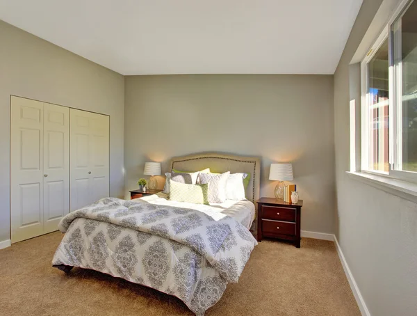 Bedroom with carpet floor and doors to built-in closet — Stock Photo, Image