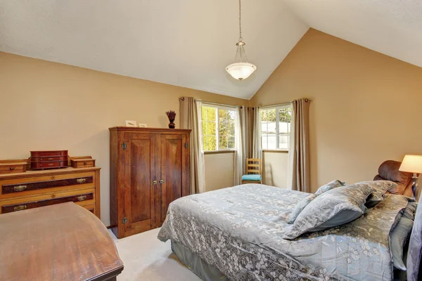 Interior del dormitorio con muebles afilados antiguos, suelo de alfombra — Foto de Stock