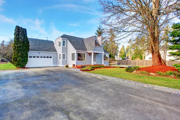 Modernt hus med konkreta gångbanan, garage och terrass. — Stockfoto