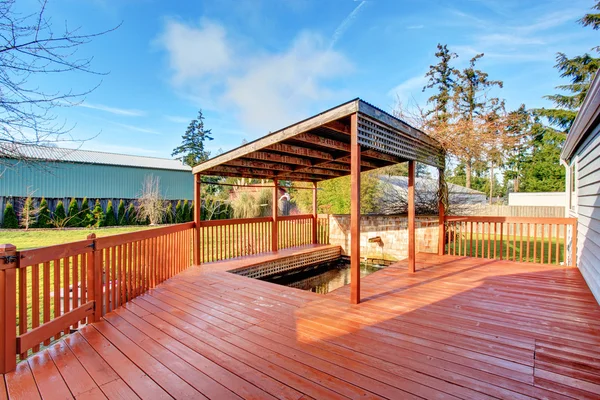 Großer Hinterhof mit Gras, überdachter Terrasse und Gras. — Stockfoto