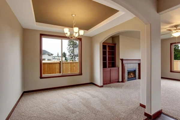 Piso aberto plano interior com carpete e lareira — Fotografia de Stock
