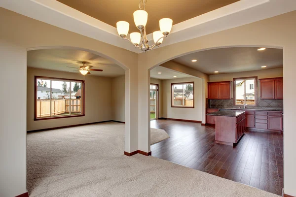 Open floor plan interior with carpet and fireplace — Stock Photo, Image