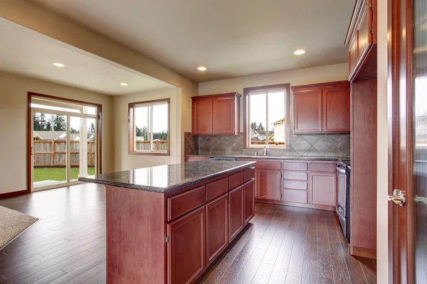 Kitchen with bright wooden cabinets, steel appliances and granite tops — Stock Photo, Image