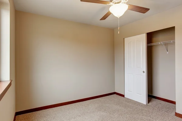 Interno stanza vuota con pavimento in moquette — Foto Stock