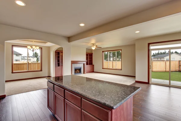 Open floor plan interior with carpet and fireplace — Stock Photo, Image