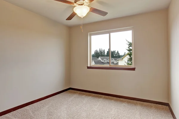 Interior do quarto vazio com piso de carpete — Fotografia de Stock