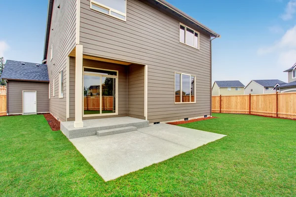 Çit arka bahçesinde dış bakımlı çim ile