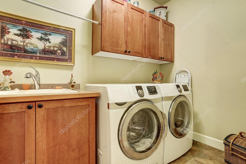 Lavadero con mueble de tocador electrodomésticos modernos, marrón