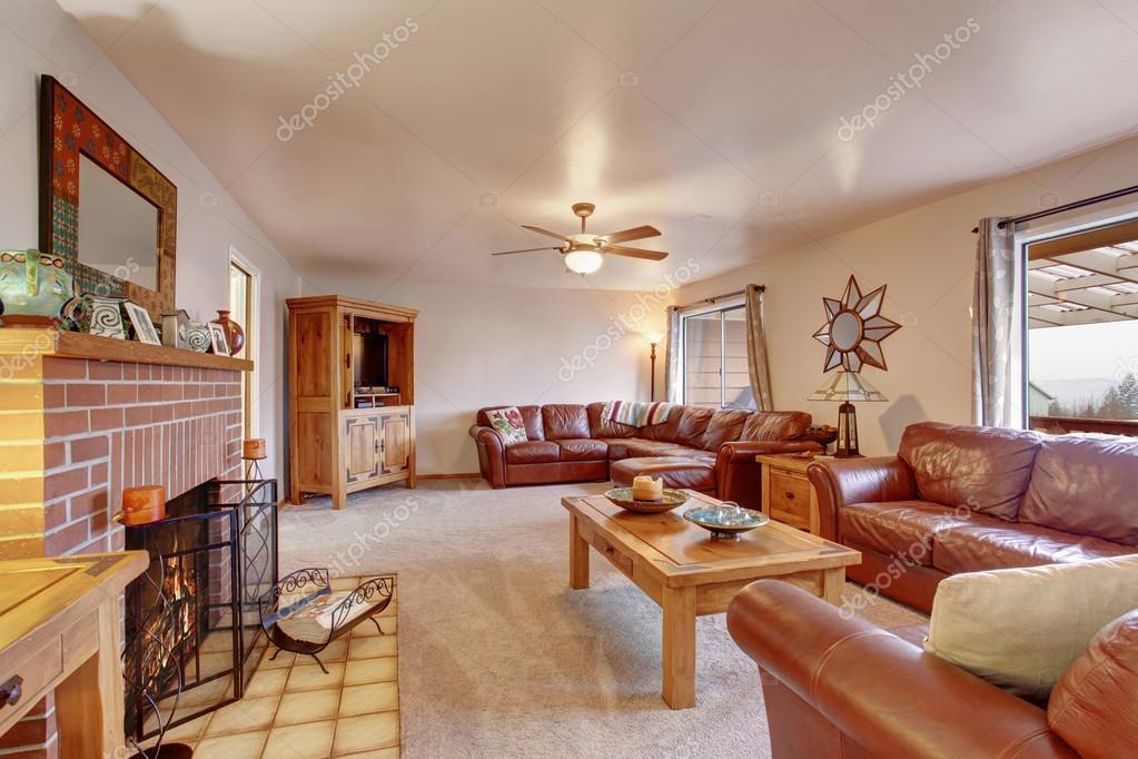 Gemütliches Wohnzimmer mit Ledercouch und Kamin — Stockfoto ... Gemütliches Wohnzimmer mit Ledercouch und Kamin — Stockfoto ...