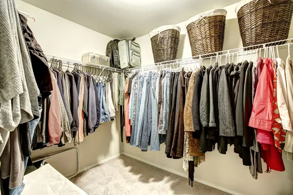 Walk-in closet with clothes — Stock Photo, Image