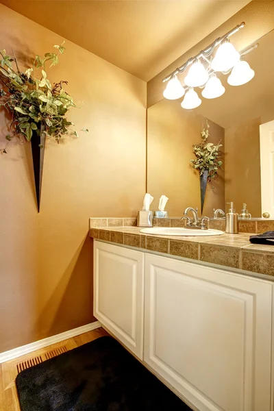 Cuarto de baño rincón decorado con buqué seco en la pared — Foto de Stock