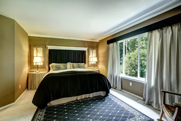 Intérieur marron élégante chambre avec lit noir et oreiller guépard — Photo