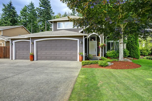 American house exterior with curb appeal — Stock Photo, Image