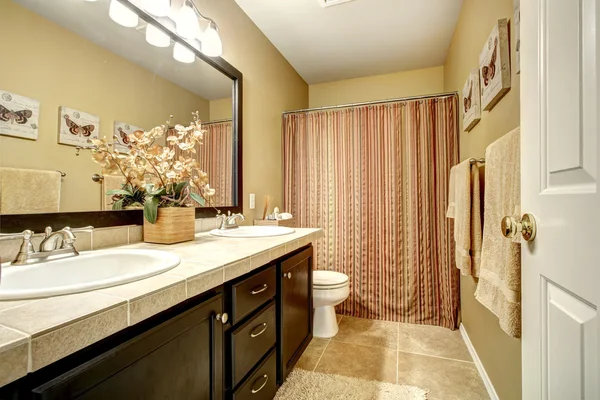 Интерьер ванной комнаты с полосатым занавесом — стоковое фото