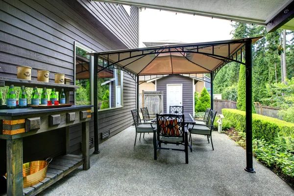 Backyrd gazebo with patio area — Stock Photo, Image