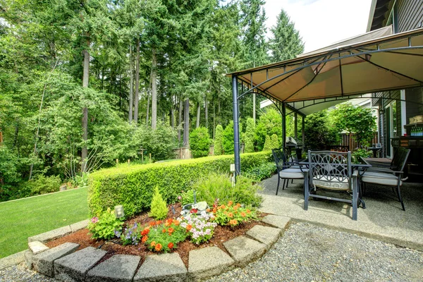 Backyrd gazebo with patio area — Stock Photo, Image