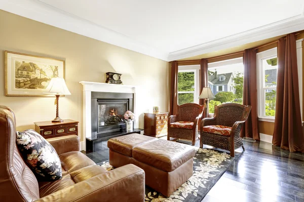 Intérieur de luxe avec cheminée, chaises anciennes et canapé en cuir — Photo