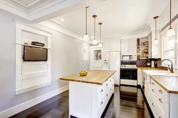 Keuken interieur in witte tinten met hardhouten aanrechtbladen. — Stockfoto