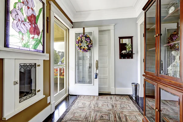 Cozy entry room in small craftsman house. — Stock Photo, Image