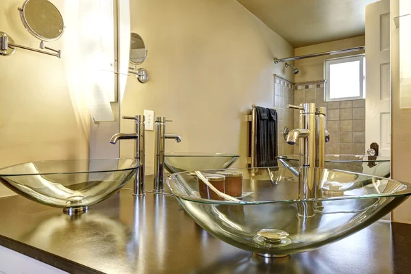 Interno del bagno con due lavelli moderni — Foto Stock