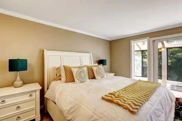 Elegante quarto em estilo americano com cama de casal branca — Fotografia de Stock