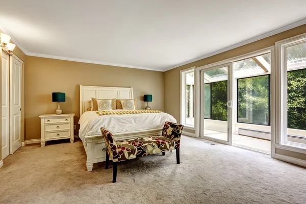 Главная спальня в американском стиле с белой двуспальной кроватью — стоковое фото