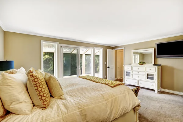 Quarto principal com cama de casal e armário de vaidade branca . — Fotografia de Stock