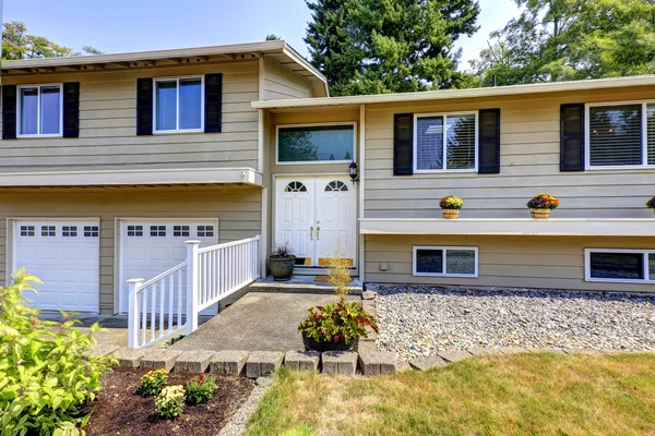 Beige siding huis exterieur met witte trim. — Stockfoto