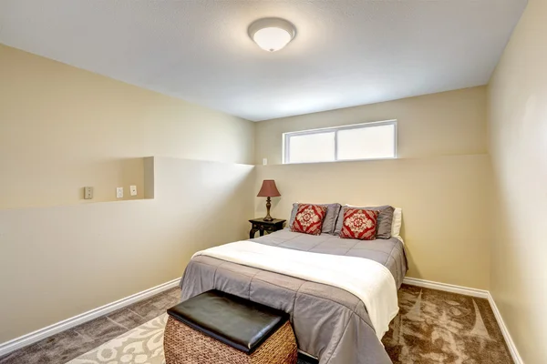 Небольшая, но элегантная спальня с плетеным сундуком — стоковое фото