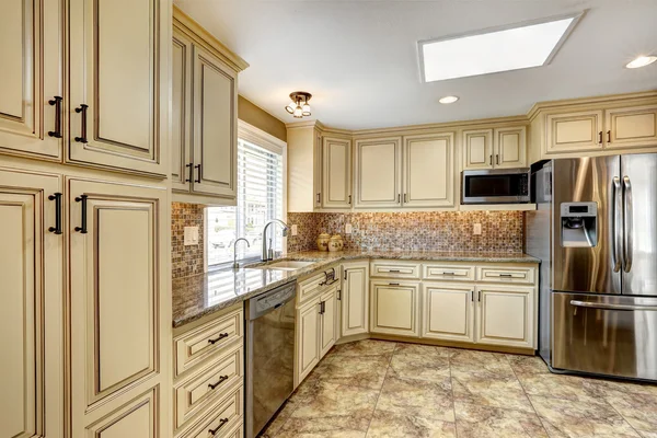 Interior de cocina de lujo en color beige claro — Foto de Stock