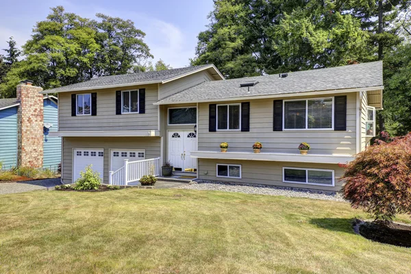 Beige siding huis exterieur met witte trim. — Stockfoto