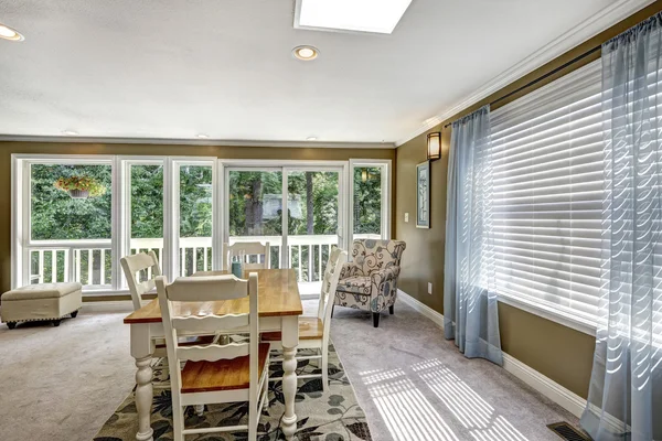 Bonito comedor interior con suave cortina azul y alfombra floral . — Foto de Stock