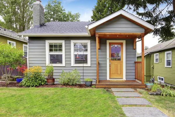 Μικρό αμερικανικό σπίτι με γκρίζο εξωτερικό χρώμα. — Φωτογραφία Αρχείου
