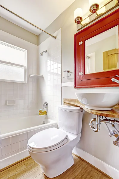 Interior del baño. con gabinete rojo y fregadero de recipiente blanco — Foto de Stock