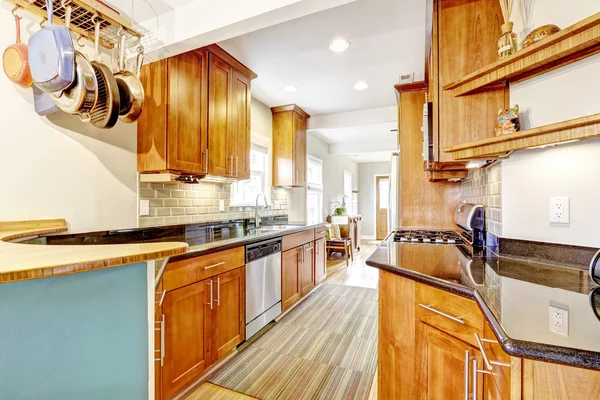 Interior estreito da sala de cozinha com armários e tampos de granito . — Fotografia de Stock