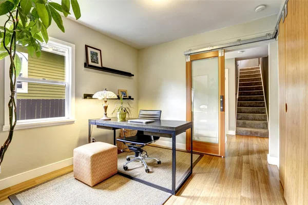 Pequeño interior de oficina en casa con piso de madera. Vista de la escalera . —  Fotos de Stock