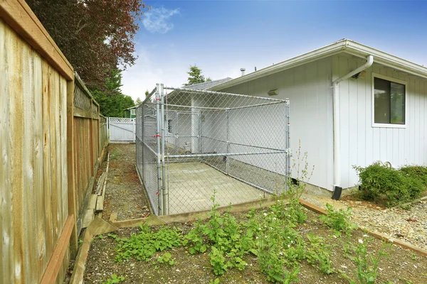 Un piso exterior de la casa. Cerca de vista al patio trasero con jaula . —  Fotos de Stock