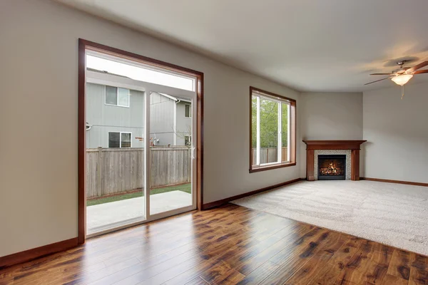 Large empty living room interior with carpet floor and fireplace. — Stock Photo, Image