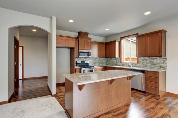 Bright kitchen room with stainless steel appliances and kitchen island. — Stock Photo, Image