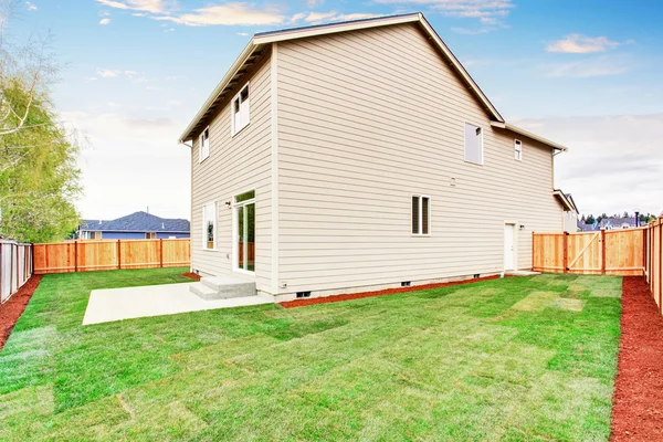 Huis omheind achtertuin exterieur met goed onderhouden gazon — Stockfoto