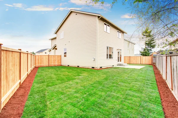 Casa vallada patio trasero exterior con césped bien cuidado — Foto de Stock