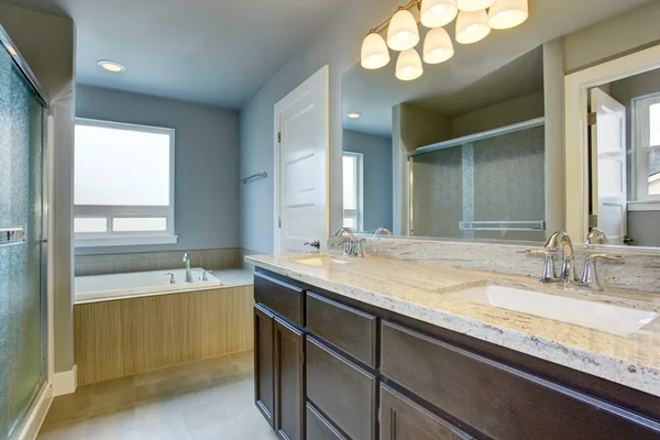 Linda casa de banho de lavanda com armário de vaidade e duas pias . — Fotografia de Stock