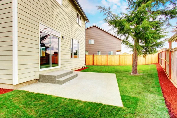 Cortile posteriore verde di American rimorchio livello casa beige . — Foto Stock