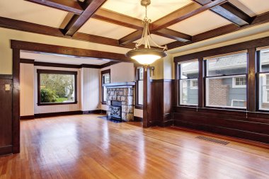 Ahşap panelli duvarlar ve coffered tavan ile boş oda.