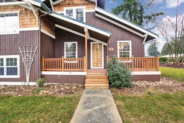 Två plan hus exteriör med trä pannel trim och veranda — Stockfoto