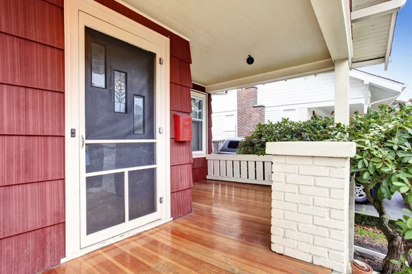 Veranda coperta di artigiano vecchia casa americana . — Foto Stock