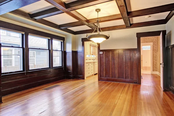 Chambre vide avec murs en bois lambrissé et plafond à caissons . — Photo