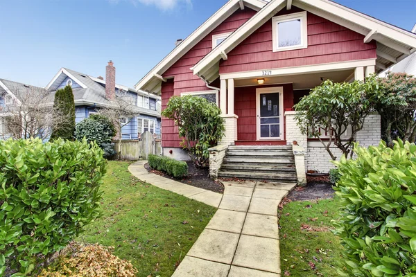 Classic craftsman old American house exterior in red and white. — Stock Photo, Image