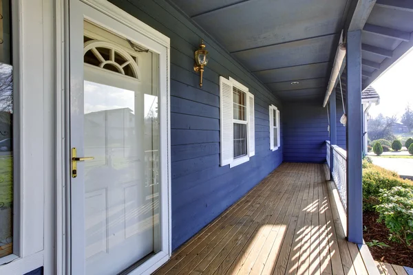 Schöne blaue Veranda mit Blick in den Vorgarten. — Stockfoto