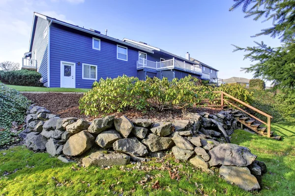 Exterior de la lujosa casa de revestimiento azul con vista al patio trasero . —  Fotos de Stock